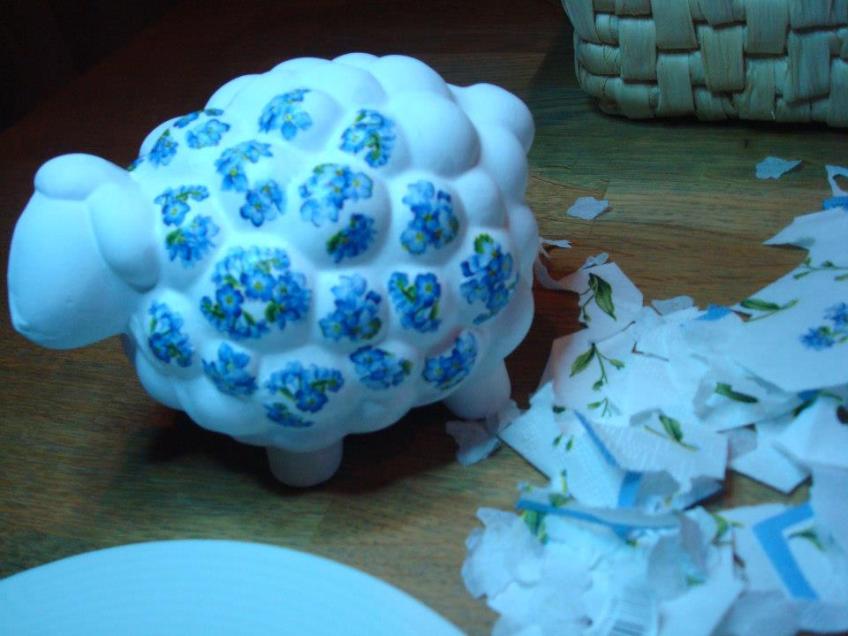 keramieken schaap (Jori Hobby) beplakt met bloemetjes uit servet